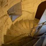 A interrompere la claustrofobica ma intrigante �arrampicata� c�� solo una finestrella...
